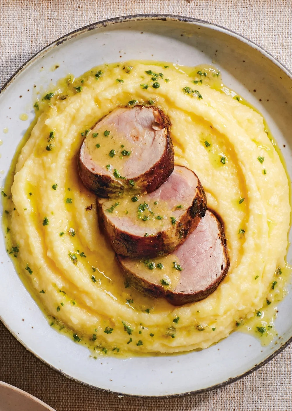 Polenta ai porcini e tartufo con filetto di maiale e burro al prezzemolo