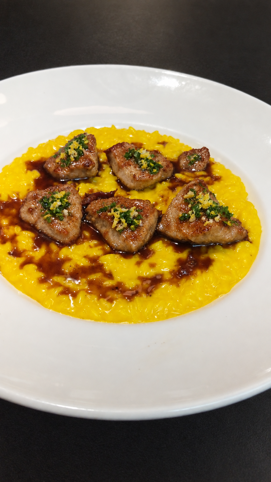 Risotto allo zafferano con vitello rosolato e gremolata