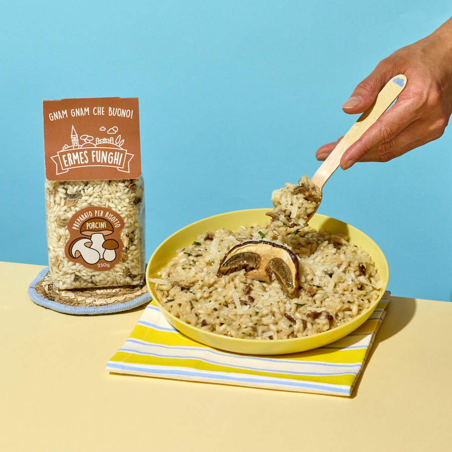 Una busta Ermes Funghi accanto al piatto pronto
